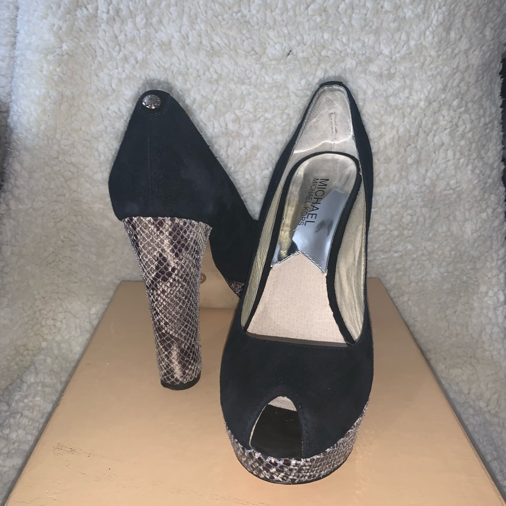 Michael Kors Lesly Suede Peep toes pump